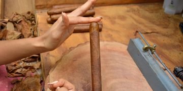 Las manos de mujeres dan forma a la industria del tabaco dominicano