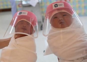 Protectores faciales contra coronavirus para recién nacidos en hospitales tailandeses