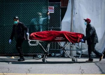 Muertes mundiales por COVID-19 aumentan 70 % en una semana y llegan a 87.000