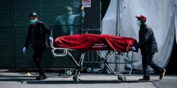 Muertes mundiales por COVID-19 aumentan 70 % en una semana y llegan a 87.000