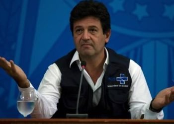 El ministro de Salud de Brasil anuncia que fue destituido por Bolsonaro