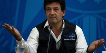El ministro de Salud de Brasil anuncia que fue destituido por Bolsonaro