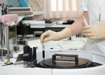 OMS desmiente teoría conspirativa de que el coronavirus salió de laboratorio