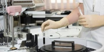 OMS desmiente teoría conspirativa de que el coronavirus salió de laboratorio