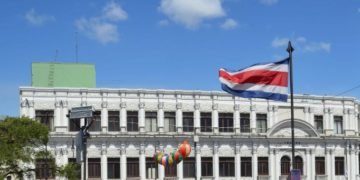 Costa Rica retomará algunas actividades ante la caída en la curva de covid-19