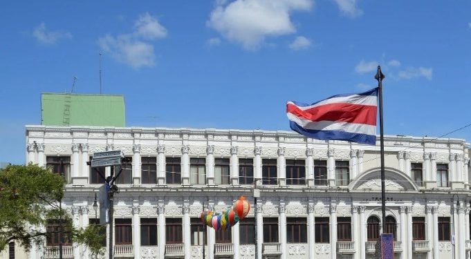 Costa Rica retomará algunas actividades ante la caída en la curva de covid-19