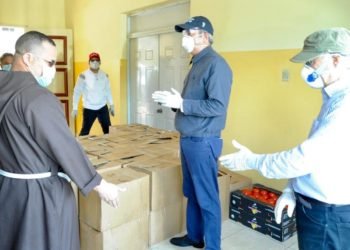 Abinader lleva alimentos a iglesias y adultos mayores en SDE