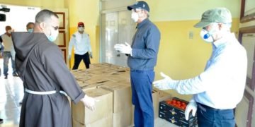 Abinader lleva alimentos a iglesias y adultos mayores en SDE