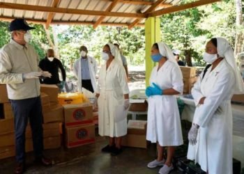 Abinader lleva ayuda a iglesias y centros médicos de San Cristóbal
