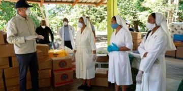 Abinader lleva ayuda a iglesias y centros médicos de San Cristóbal