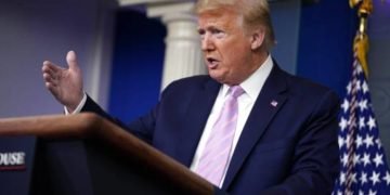 Las muertes se disparan en EE.UU. mientras Trump medita abrir la economía
