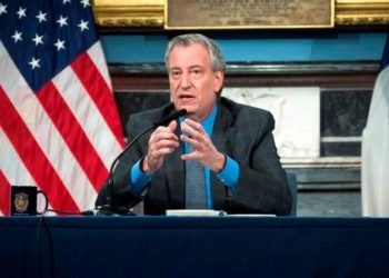 Alcalde de Nueva York pide denunciar a quienes no acaten distanciamiento