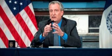 Alcalde de Nueva York pide denunciar a quienes no acaten distanciamiento
