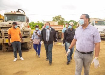Alcalde Carlos Guzmán se integra a jornada de limpieza en Santo Domingo Norte
