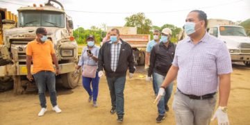 Alcalde Carlos Guzmán se integra a jornada de limpieza en Santo Domingo Norte