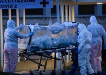 Las muertes por pandemia en Reino Unido aumentan récord de 980 en 24 horas