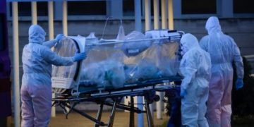Las muertes por pandemia en Reino Unido aumentan récord de 980 en 24 horas