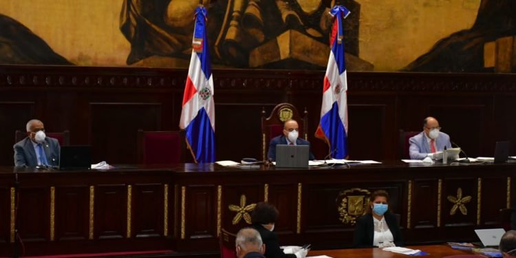 Senadores proponen entregar el 20% de fondos de pensiones a los afiliados