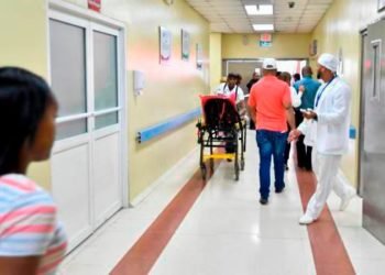 Hospitales dejan casos de COVID-19 en manos de residentes
