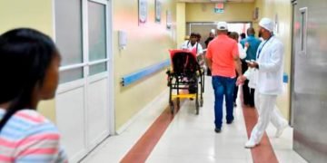Hospitales dejan casos de COVID-19 en manos de residentes
