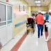 Hospitales dejan casos de COVID-19 en manos de residentes