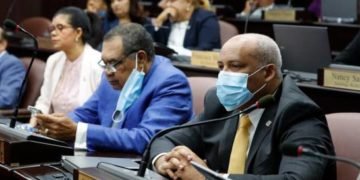 División y coronavirus amenazan extensión de estado de emergencia