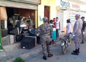 Comerciantes trataron de romper aislamiento social, les cierran negocios y los apresan
