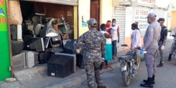 Comerciantes trataron de romper aislamiento social, les cierran negocios y los apresan
