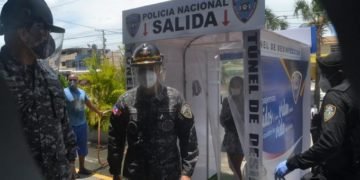 Director PN dice hay 150 policías con Covid-19; se traslada a región sur