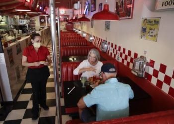Muchos en Estados Unidos no regresarán pronto a restaurantes