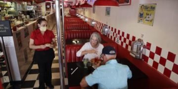 Muchos en Estados Unidos no regresarán pronto a restaurantes