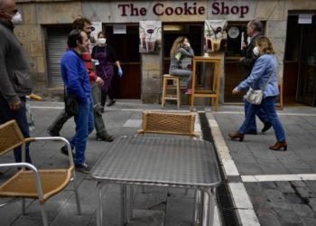 España elimina más restricciones sobre confinamiento y reporta menos decesos