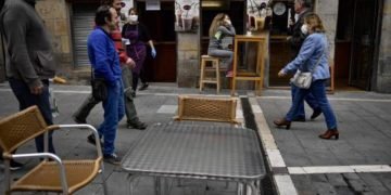 España elimina más restricciones sobre confinamiento y reporta menos decesos