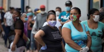 Ministro Salud advierte reapertura podría aumentar contagios Covid-19