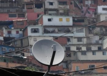 Miles de venezolanos se suman a petición de DirecTV libre a AT&T