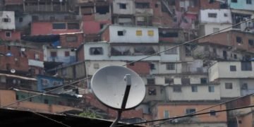 Miles de venezolanos se suman a petición de DirecTV libre a AT&T