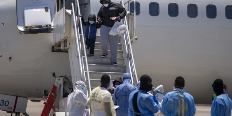 Arriban haitianos deportados de EE.UU., pese a alza de Covid-19