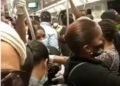 El famoso distanciamiento físico en el Metro de Santo Domingo.