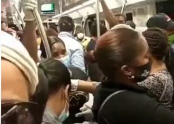 El famoso distanciamiento físico en el Metro de Santo Domingo.