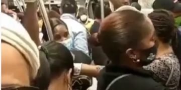 El famoso distanciamiento físico en el Metro de Santo Domingo.