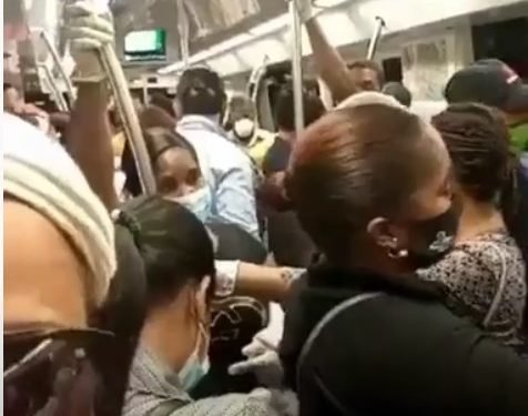 El famoso distanciamiento físico en el Metro de Santo Domingo.
