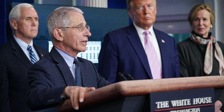 Trump contradice a uno de principales asesores de salud de la Casa Blanca