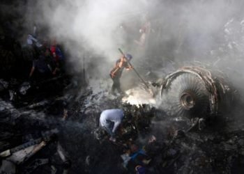 Aumentan a 60 los cadáveres recuperados de avión estrellado en Pakistán