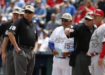 Nuevas reglas en MLB: Ducharse en casa y no escupir