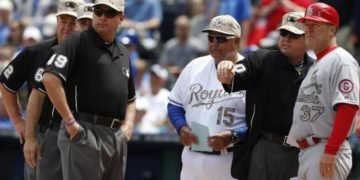 Nuevas reglas en MLB: Ducharse en casa y no escupir