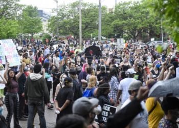 EU: Miles protestan por la muerte de afroamericano a manos de policías