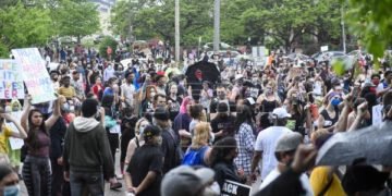 EU: Miles protestan por la muerte de afroamericano a manos de policías