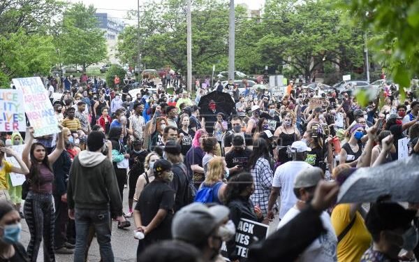 EU: Miles protestan por la muerte de afroamericano a manos de policías