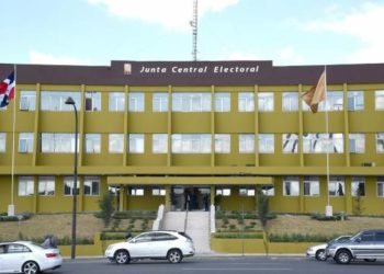 Cinco candidatos presidenciales depositan sus planes de gobierno