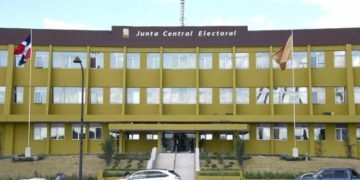 Cinco candidatos presidenciales depositan sus planes de gobierno